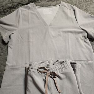 Women's FIGS Space Grey 3 pocket Casma top (xxl) and Yola skinny pant (xxl)